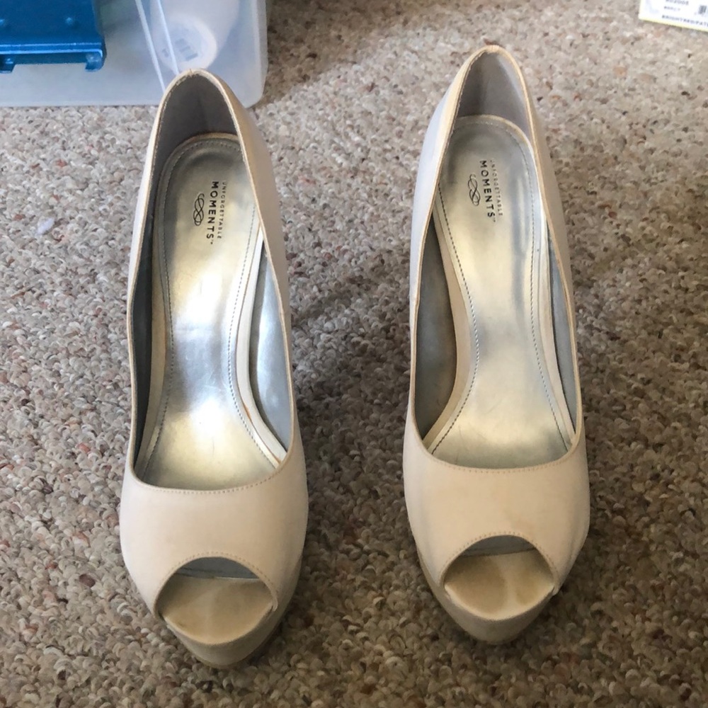 White sparkly women’s pumps